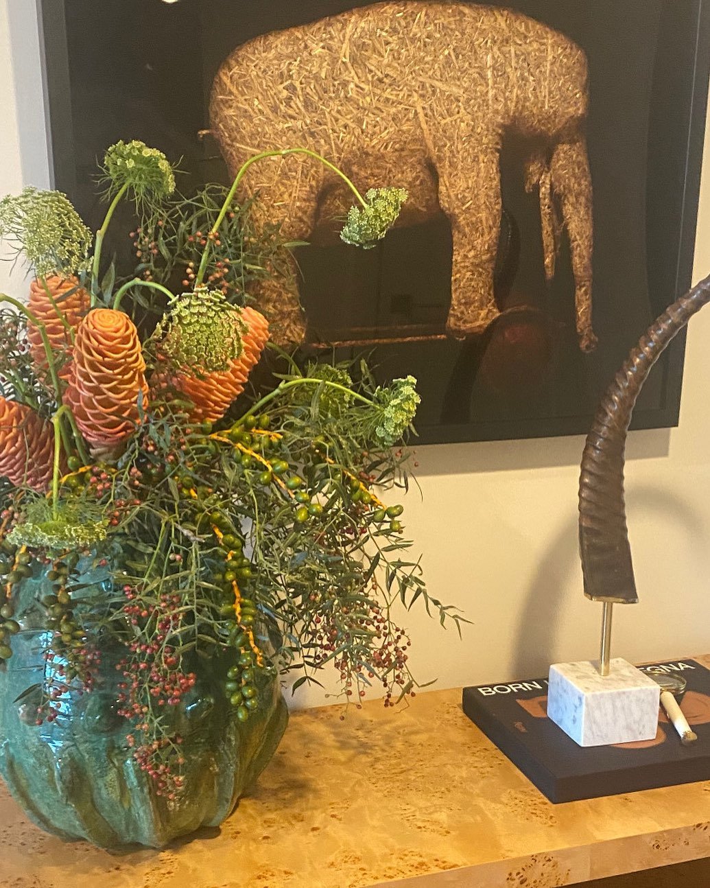 Just a fun vignette! 

Florals @thecraftedcompany 
Art @toddmurphystudio via @i.d.e.a.gallery 
Interior design @lesleysteinberginteriors
