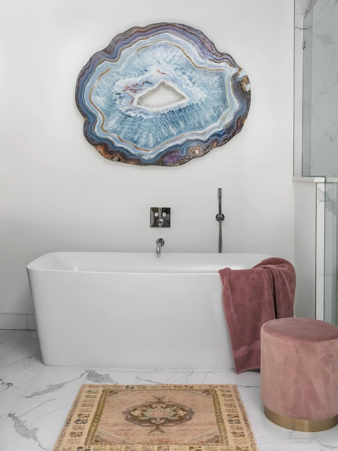 Imagine a relaxing evening bath here after a long day. Amy Rader&rsquo;s talent glows beautifully with her ethereal  agate.

#lesleysteinberginteriors 
#amyraderartist 
#buckheadinteriors