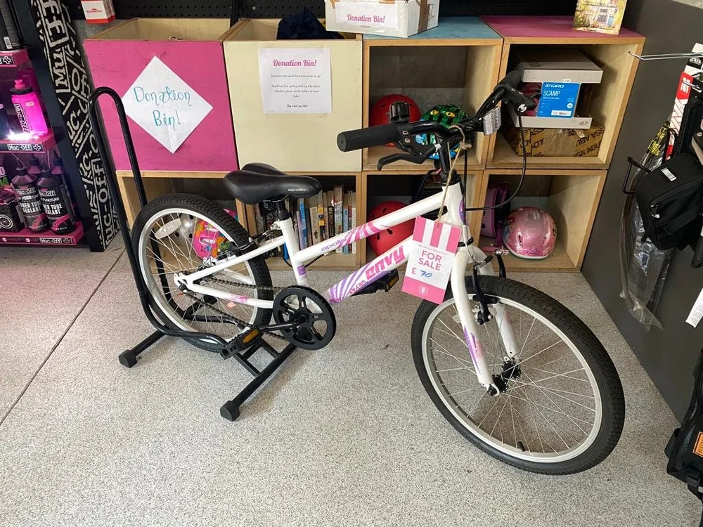 Shop apollo envy bike Hotsell Apollo Envy Junior Hybrid Bike 20