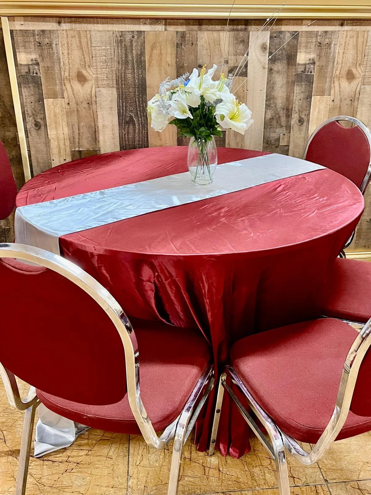 Table decorated in red and silver with flowers