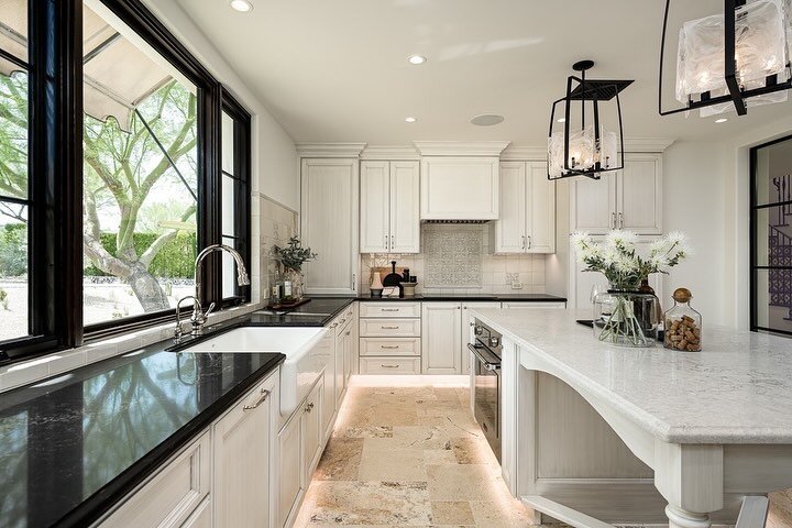 Is there anything better than a beautifully designed kitchen with perfect lighting and a ton of counter space? 🤩
⠀⠀⠀⠀⠀⠀⠀⠀⠀
Builder / @salcitocustomhomes