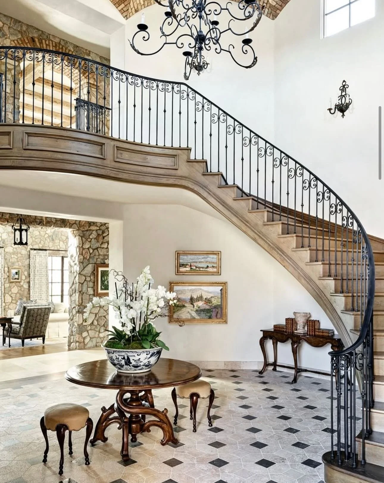 We love keeping our eye on @sourcesfordesign for their compilation of inspiration when it comes to the design of the most beautiful spaces. 🤩 They especially nailed it on some recent posts featuring the talented @lissaleehickman and award-winning @c