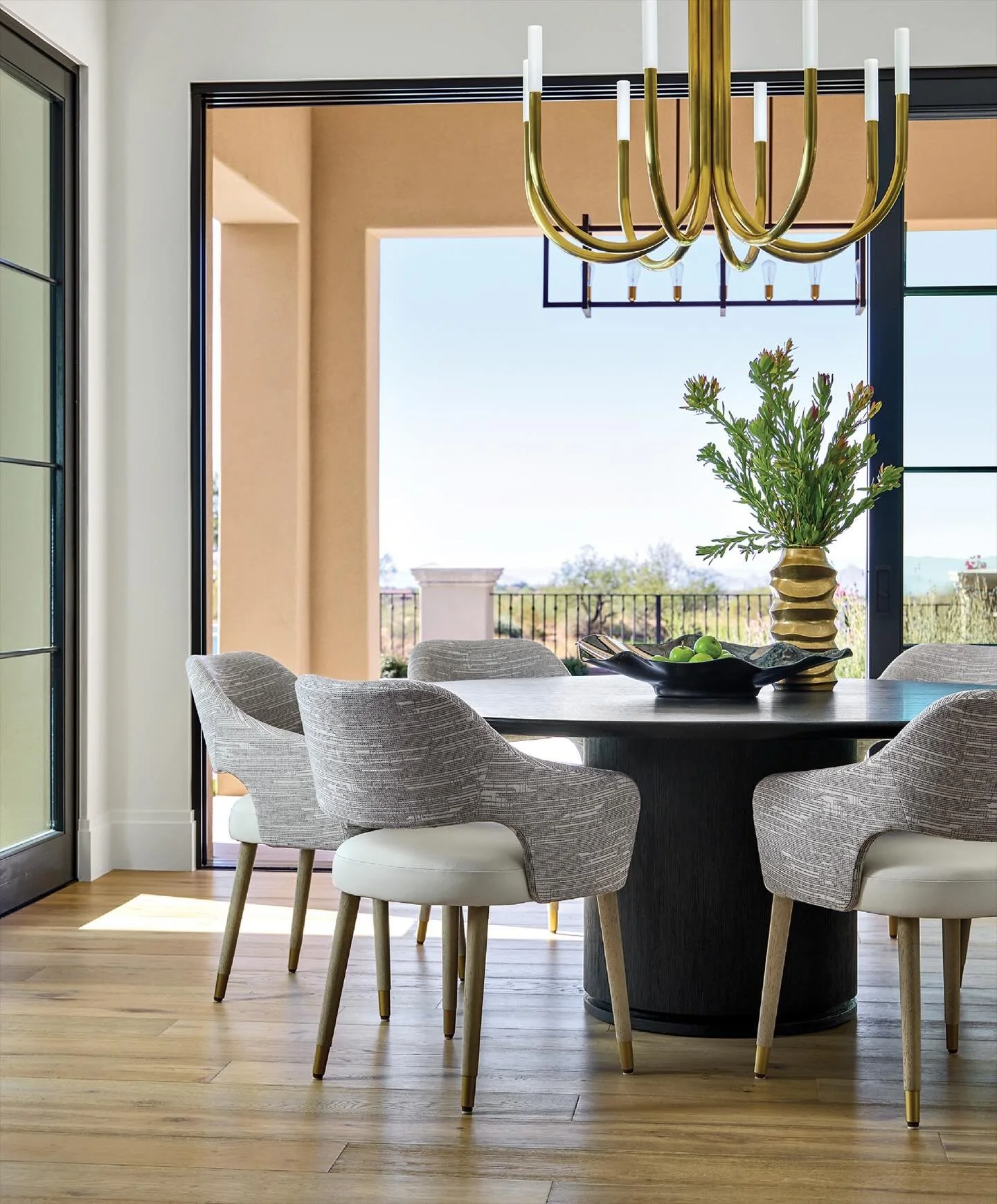 @luxemagazine wrote up a lovely article (link in bio!) on this beautiful and warm Scottsdale home. The design strikes the perfect balance between desert-modern and traditional, making it truly timeless! We also really enjoy the variety of chandeliers
