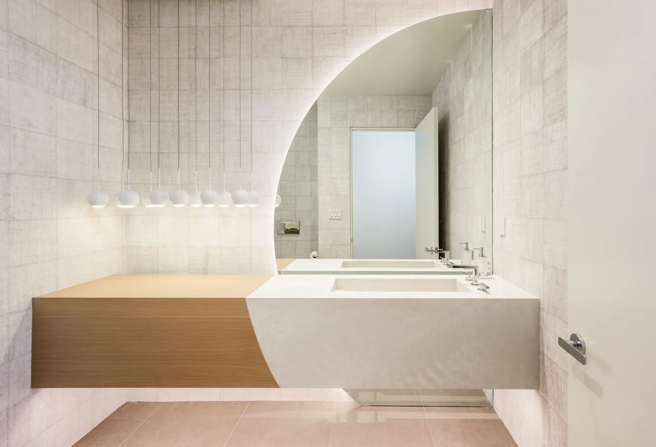 Never underestimate the power of a good mirror (paired with gorgeous custom lighting, of course). ✨

Architectural Design: @jmadarchitecture 
Builder: @yonkerconstructionaz 
Tech Integration: @cybergroupscottsdale