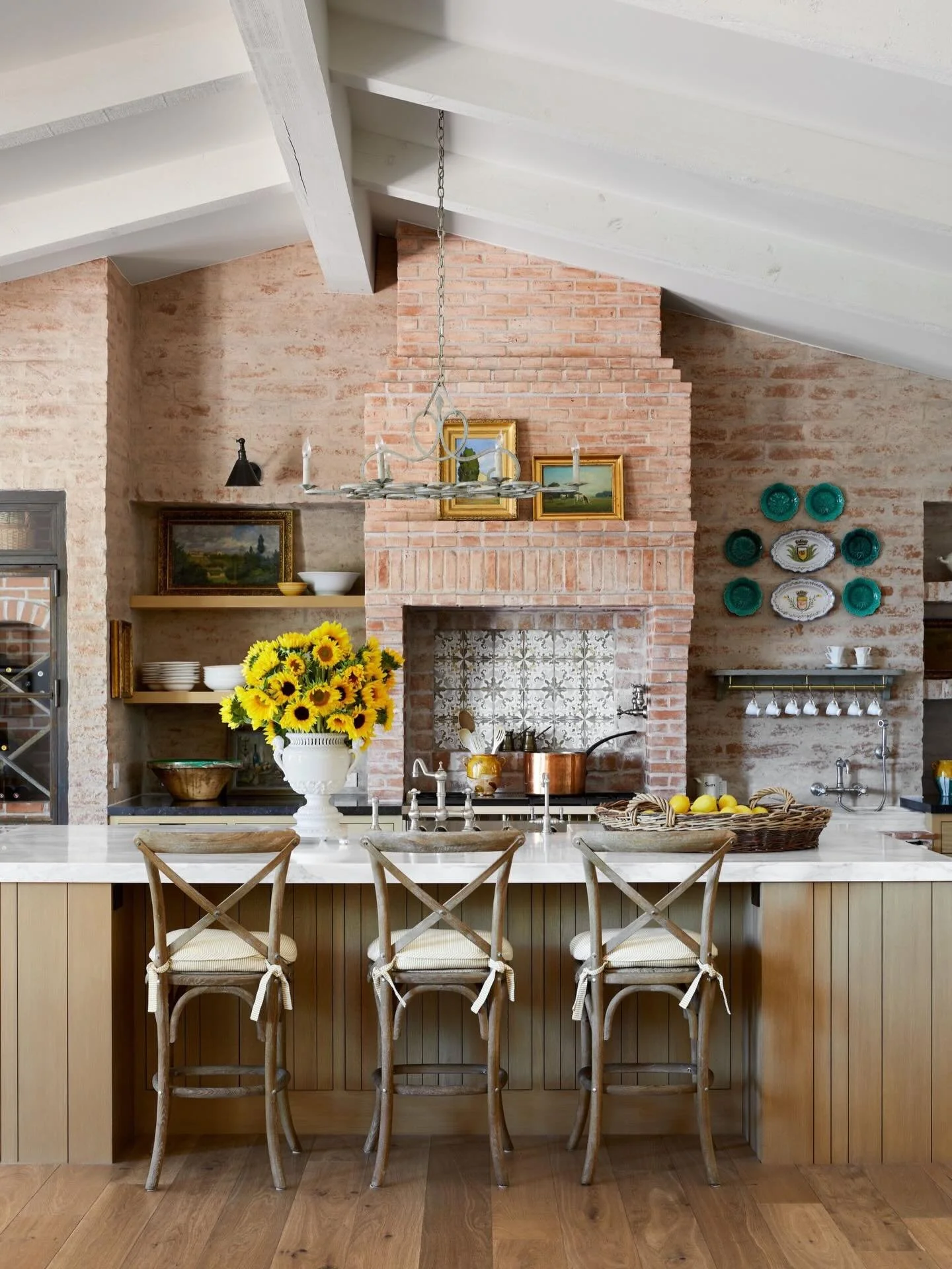 Every inch of this cozy, thoughtfully crafted hacienda was carefully considered. And exposed brick&hellip; will it ever go out of style? We don&rsquo;t think so. 😍

Builder: @calviswyant 
Tech integration: @cybergroupscottsdale