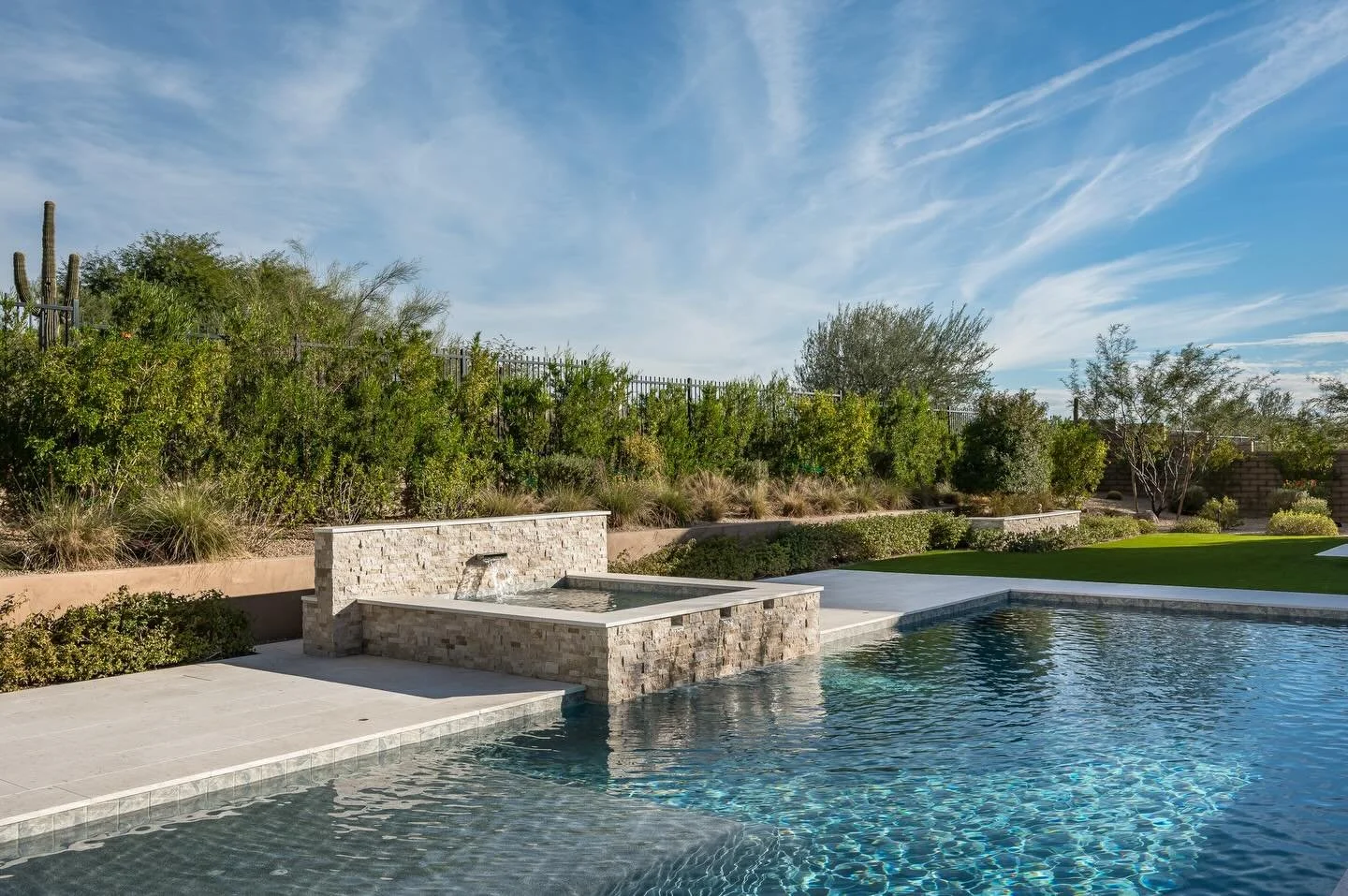 The intentional simplicity of this poolscape creates a peaceful, private outdoor retreat. ✨ Swipe to see it glow after dark&hellip; &raquo;&raquo;

Builder: @camelothomes 
Technology integration: @cybergroupscottsdale