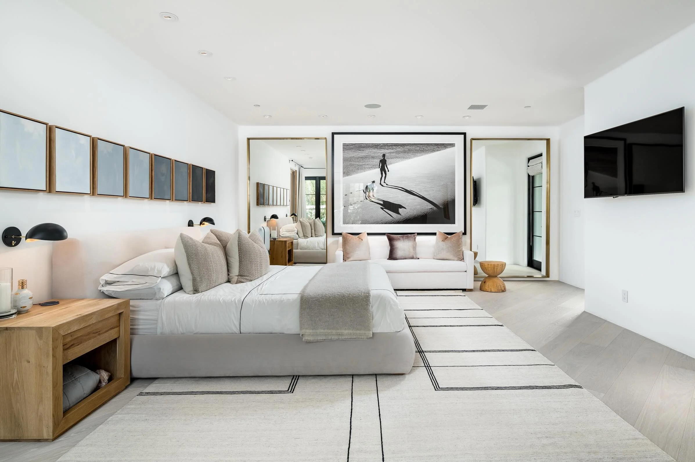 Exactly how a primary suite should feel&mdash;beautiful light, quiet palette, peaceful surroundings, tranquil ambience&hellip; is it bedtime yet? ✨

Builder: @gmhuntbuilders 
Tech integration: @cybergroupscottsdale