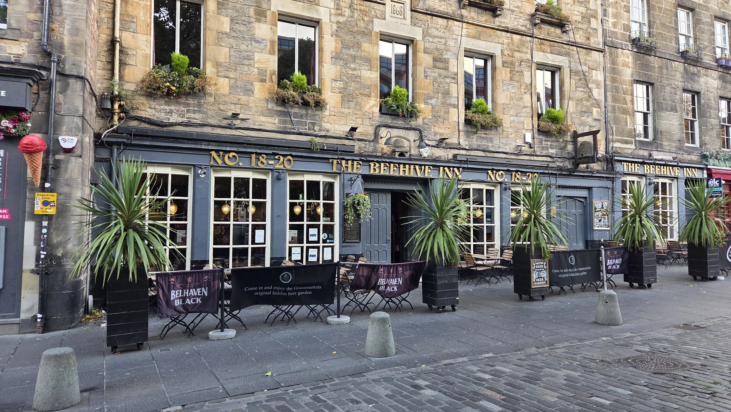 Image of the Beehive Inn on Edinburgh's Grassmarket.