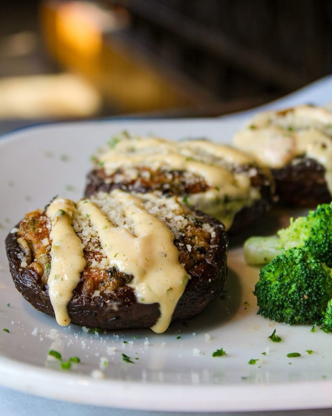 Craving something rich and savory? Our Seafood Stuffed Portabellas are loaded with crabmeat, Gulf shrimp, roasted peppers, spinach, lemon aioli, and Parmesan. A true Half Shell classic. 👏

📲 View our menus. order online, or join the waitlist before