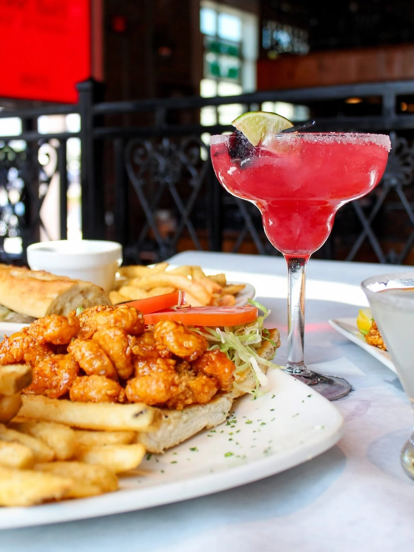 Lunch views 🍤🍸🥖✨

Lunch Monday-Friday 11am-3pm | Dine in with us or order online at halfshelloysterhouse.com