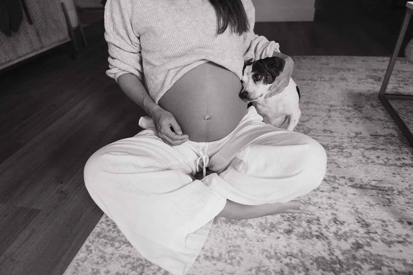 In home lifestyle maternity photo, los angeles motherhood photographer