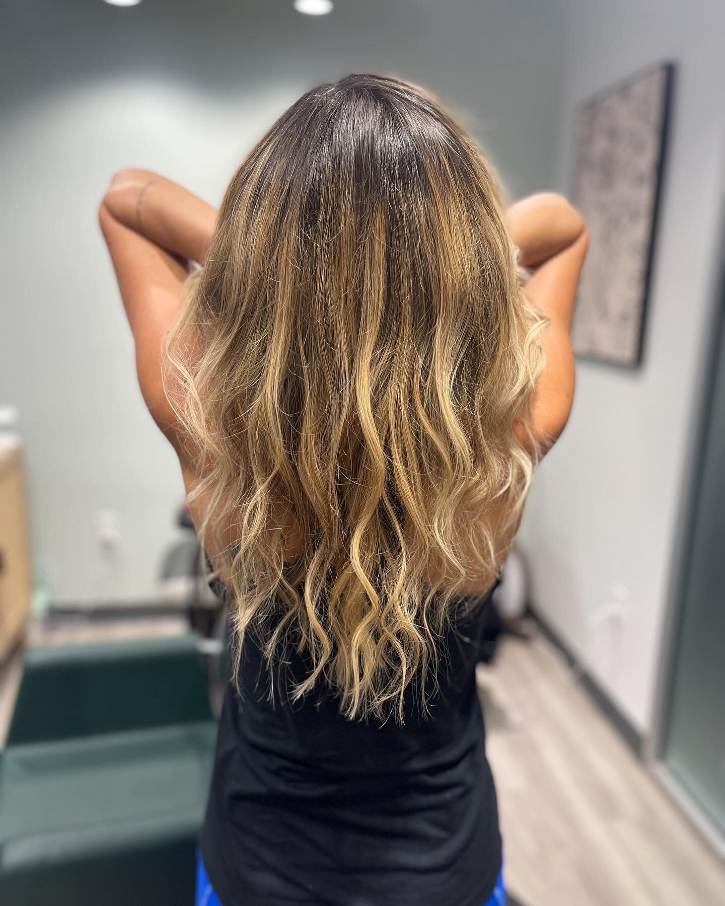 I still color hair, everyone! ‼️🤗
&zwnj;
With this busy wedding season, I haven&rsquo;t posted much on my salon life these days! Coloring hair has always been a love of mine. Check out this transformation from last week. We cut about 4 inches off, r