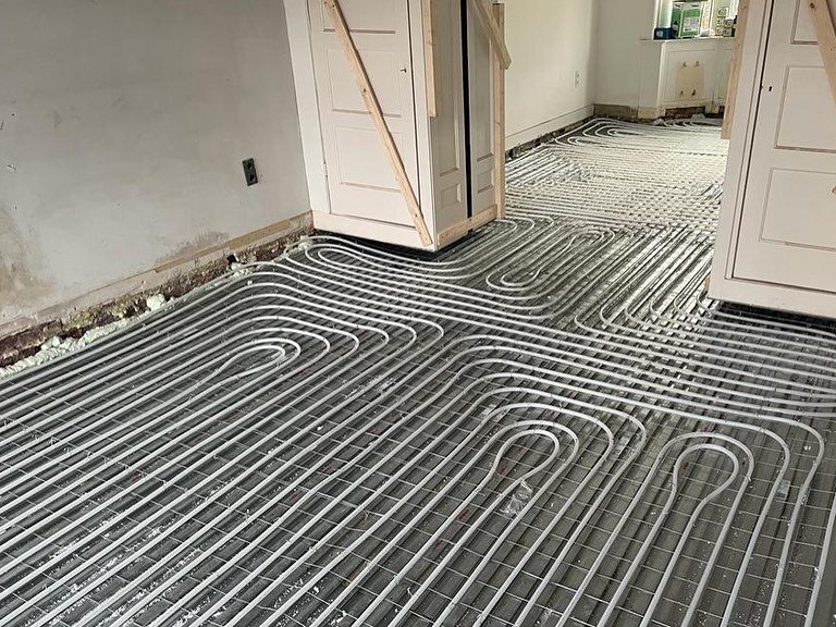 A 1930s four storey townhouse in Duivendrecht, being fully transformed for a modern 21stC family. Construction, plumbing and electrics are complete. The plaster is now drying. In a few weeks the finished surfaces shall begin to take shape..

The orig