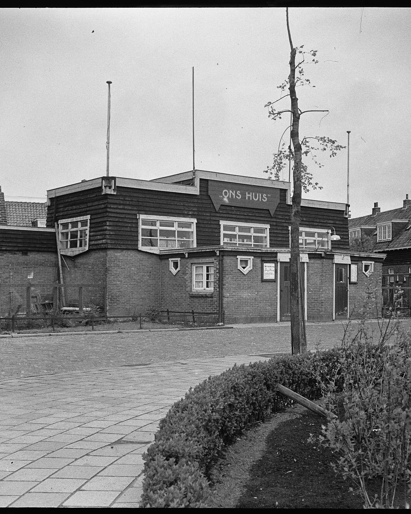 &ldquo;Ons Huis&rdquo;, Distelweg 4, Amsterdam Noord. Het eerste buurthuis in Noord, gebouwd in 1930 in Amsterdamse School-stijl. 

1. Oorspronkelijke exterieur entree 
2. Oorspronkelijke exterieur tuinzijde 
3. Gemeenschappelijke zaal
4. Huidige ext