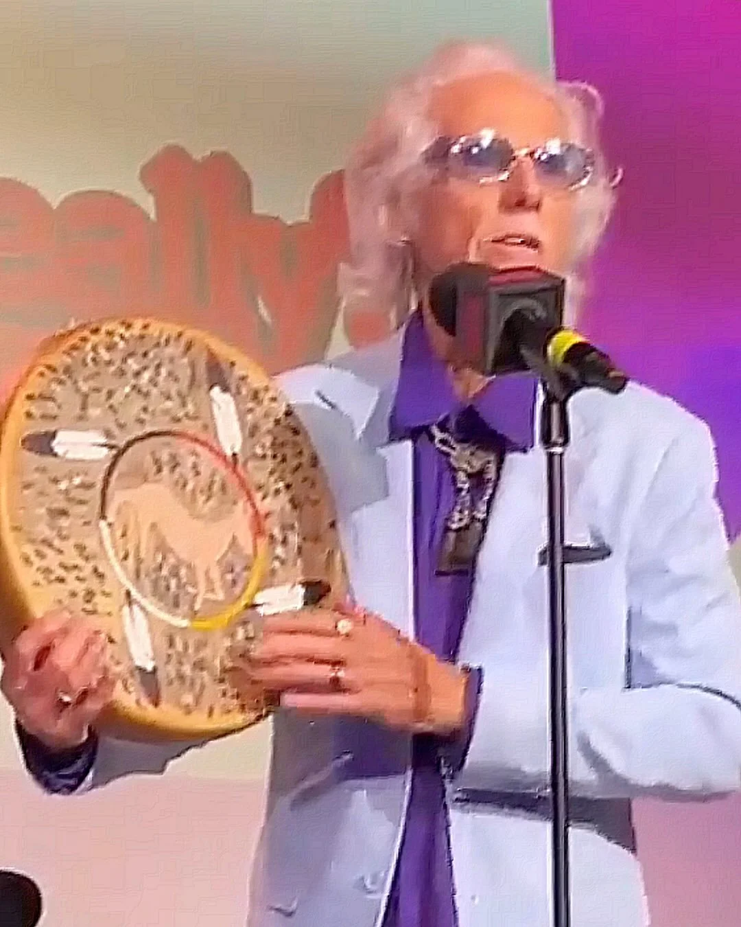 John keeps on rockin&rsquo; in his 80&rsquo;s

Photo Stills Credit: @teenswannaknow