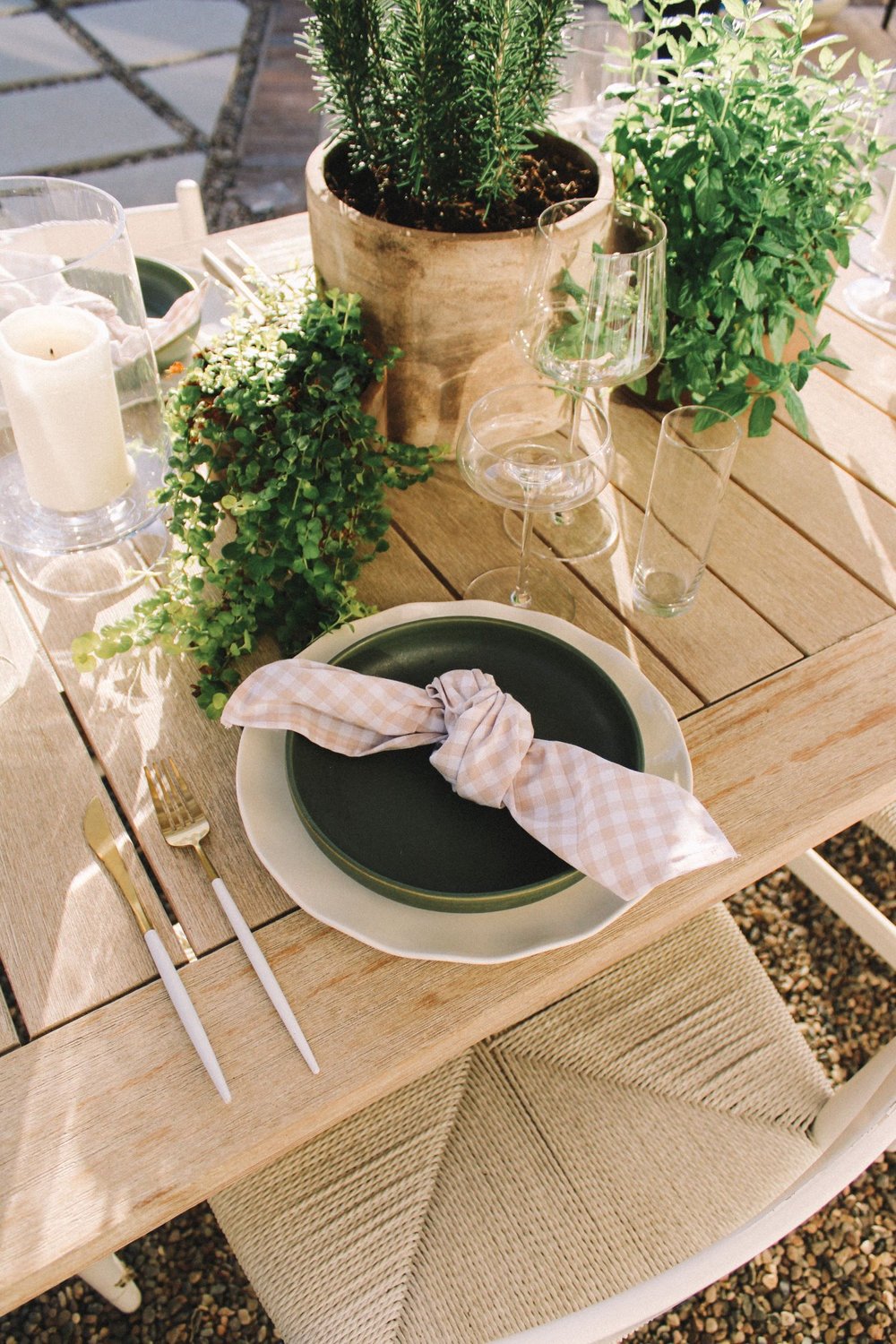 Simple+setting+idea+-+gingham+napkin+and+a+small+pop+of+color+with+your+salad+plate+•+Lauren+Saylor+__+A+Fabulous+Fete.jpg