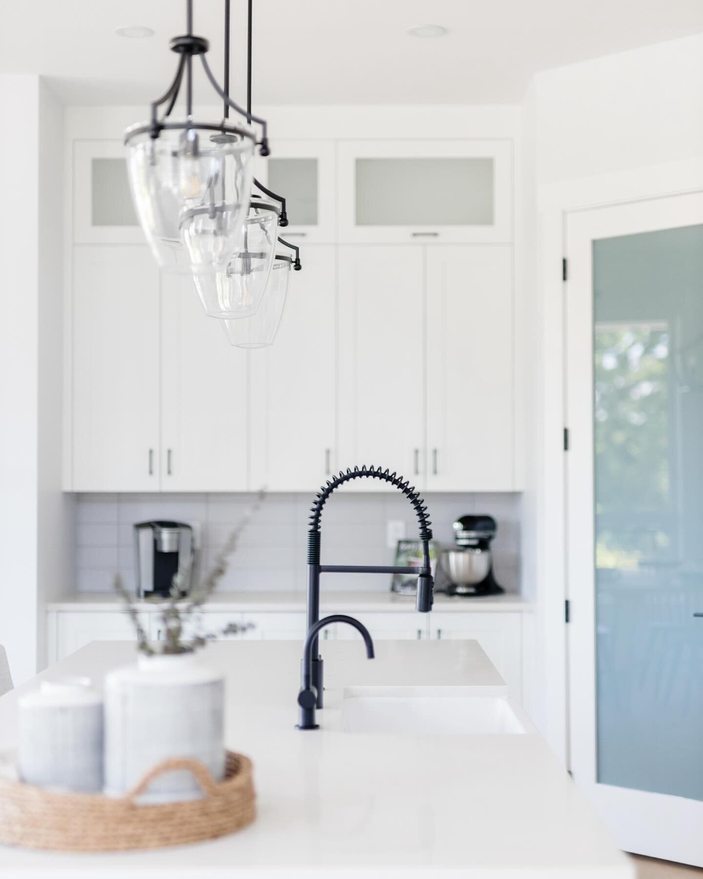 Create the ultimate modern farmhouse vibe in your kitchen with white cabinets and black accents. Don&rsquo;t underestimate the power of a great faucet in tying it all together!
.
.
.
.
.
.
#interior #interiordecor #interiordesign #designbuilthome #cu
