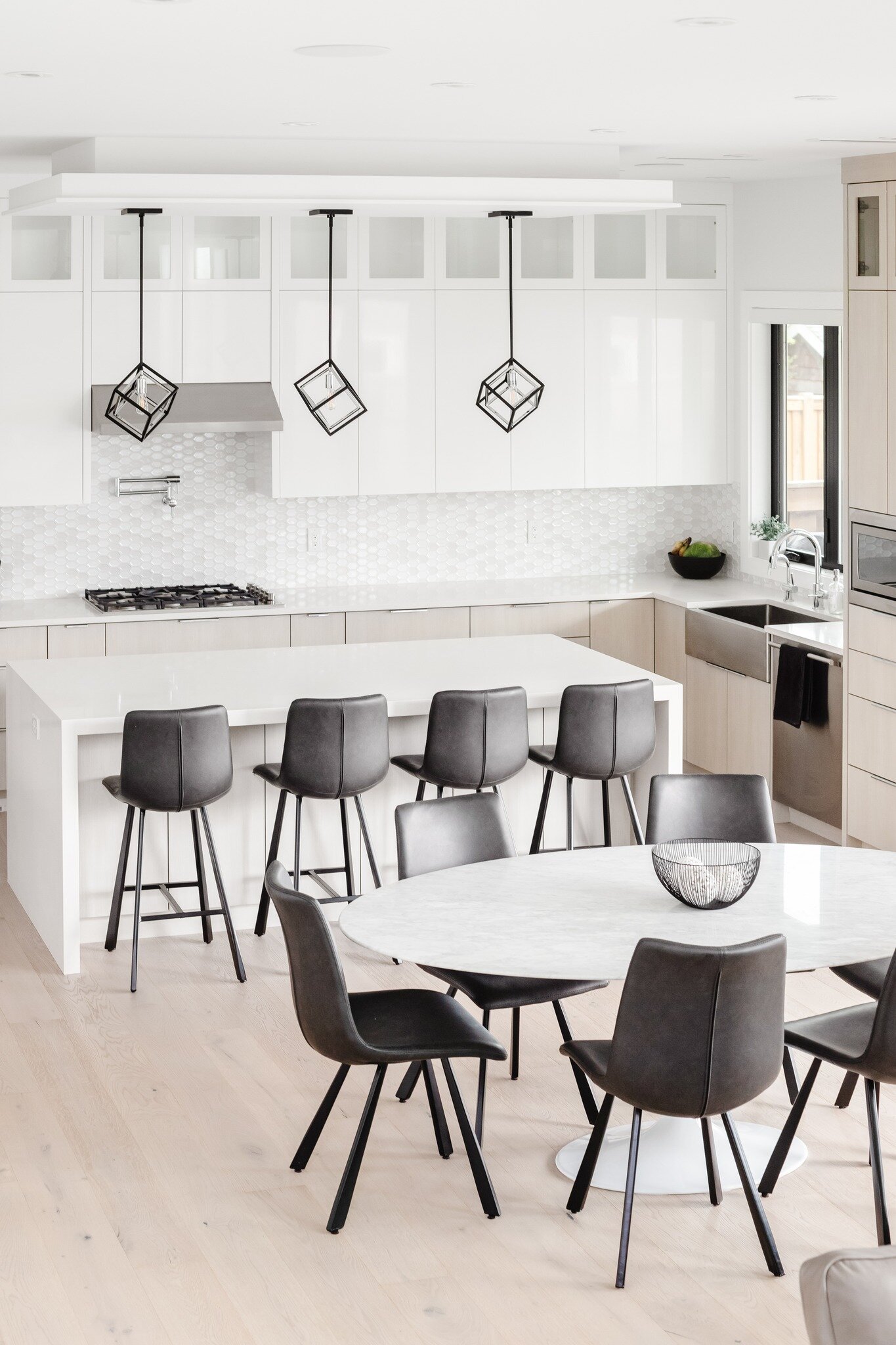 A kitchen made for gatherings 😍

We love designing big, open, kitchens to allow for maximum entertaining. 
.
.
.
#kitchengoals #homesweethome #kitchendecor #interiorstyle #interiordesign #interiorstyling #entertainingideas #familygathering #customho