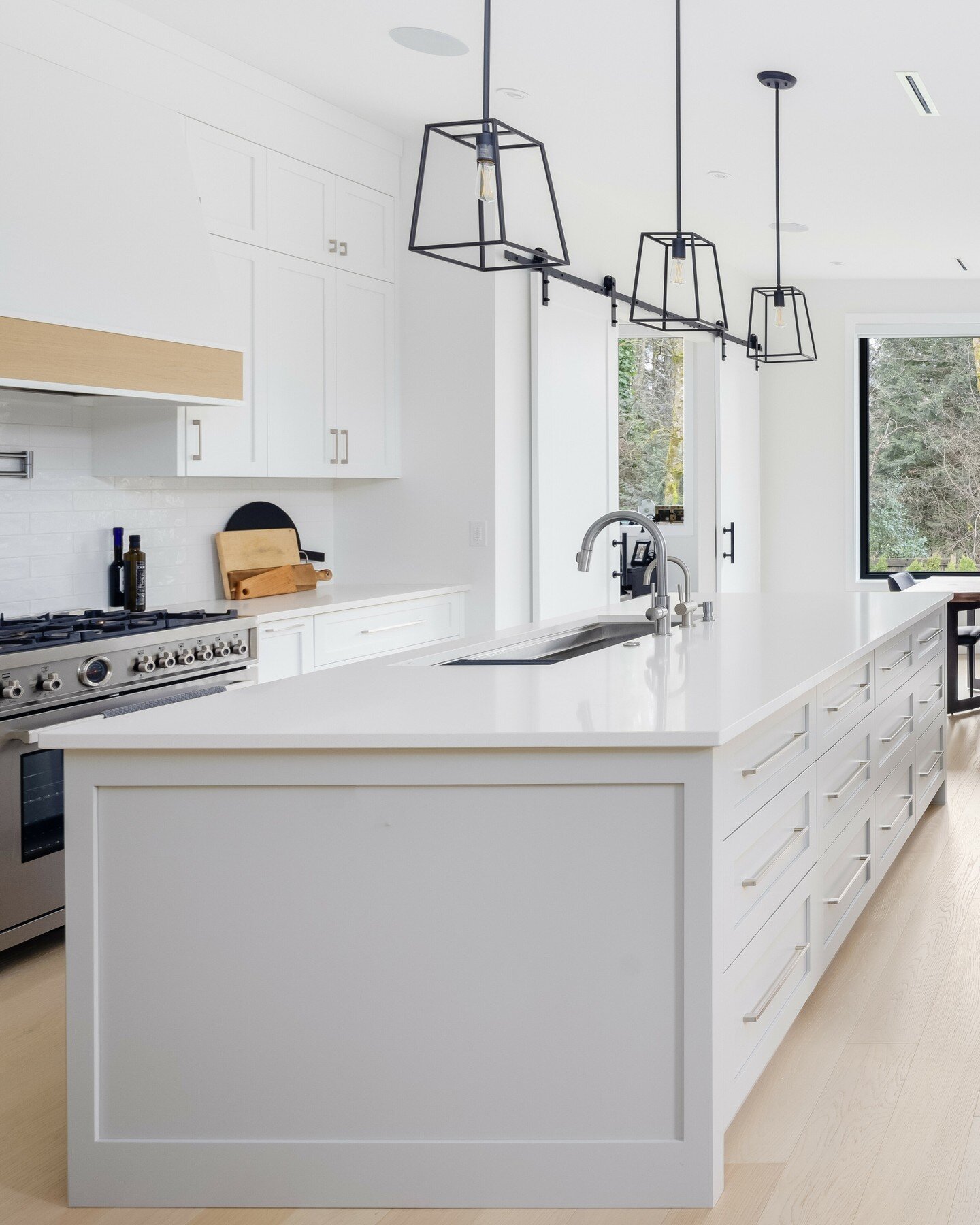 A kitchen is the heart of the home. This beautiful oversized island in our Oaktree project is ready for gathering!
.
.
.
.
.
.
#interiordesign #homestyle #interiorstyling #homedesign #kitchen #island #custom #decor #wood #white #modern #kitchendesign