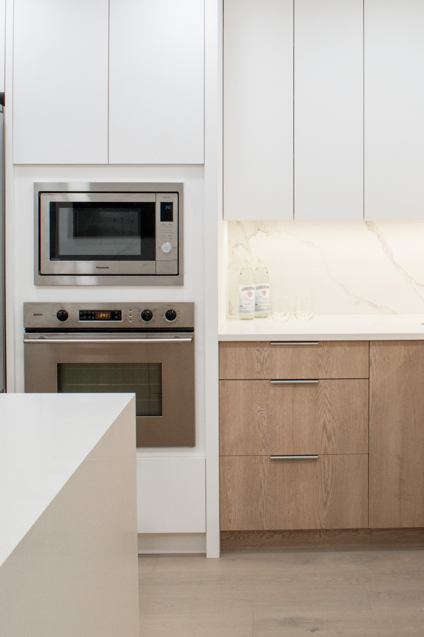 This kitchen gets a chefs kiss 👨&zwj;🍳🤌
Stacking your appliances is a great way to elevate your kitchen and use space efficiently!
.
.
.
.
.
.
#interiordesign #homestyle #interiorstyling #homedesign #kitchen #island #custom #decor #wood #white #mo