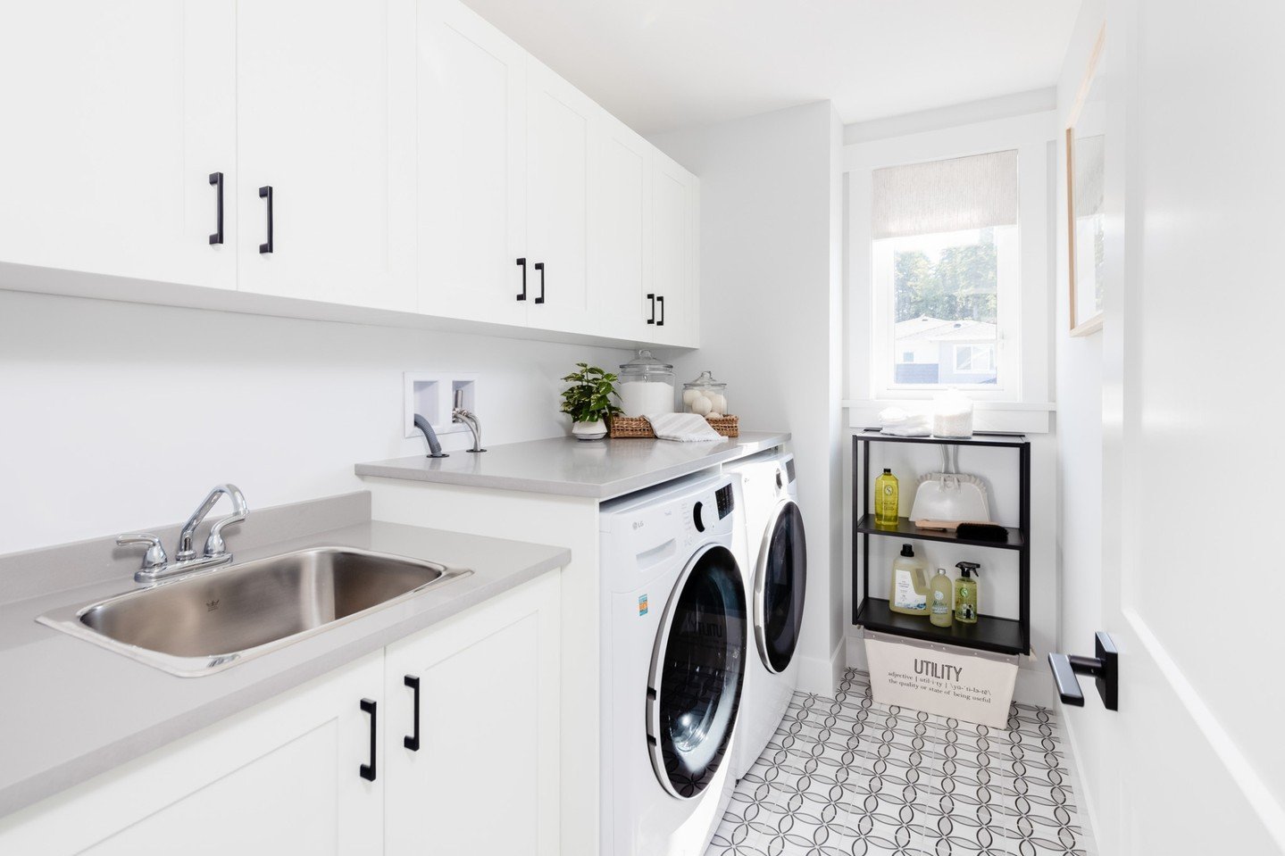 Happy National Laundry Day 🧼
This functional laundry space in our Brookswood project will make laundry days a bit easier!
&bull;
&bull;
&bull;
&bull;
&bull;
#interiordesigns #interiorstyling #transitionaldesign #homedesign #interiordecorideas #laund