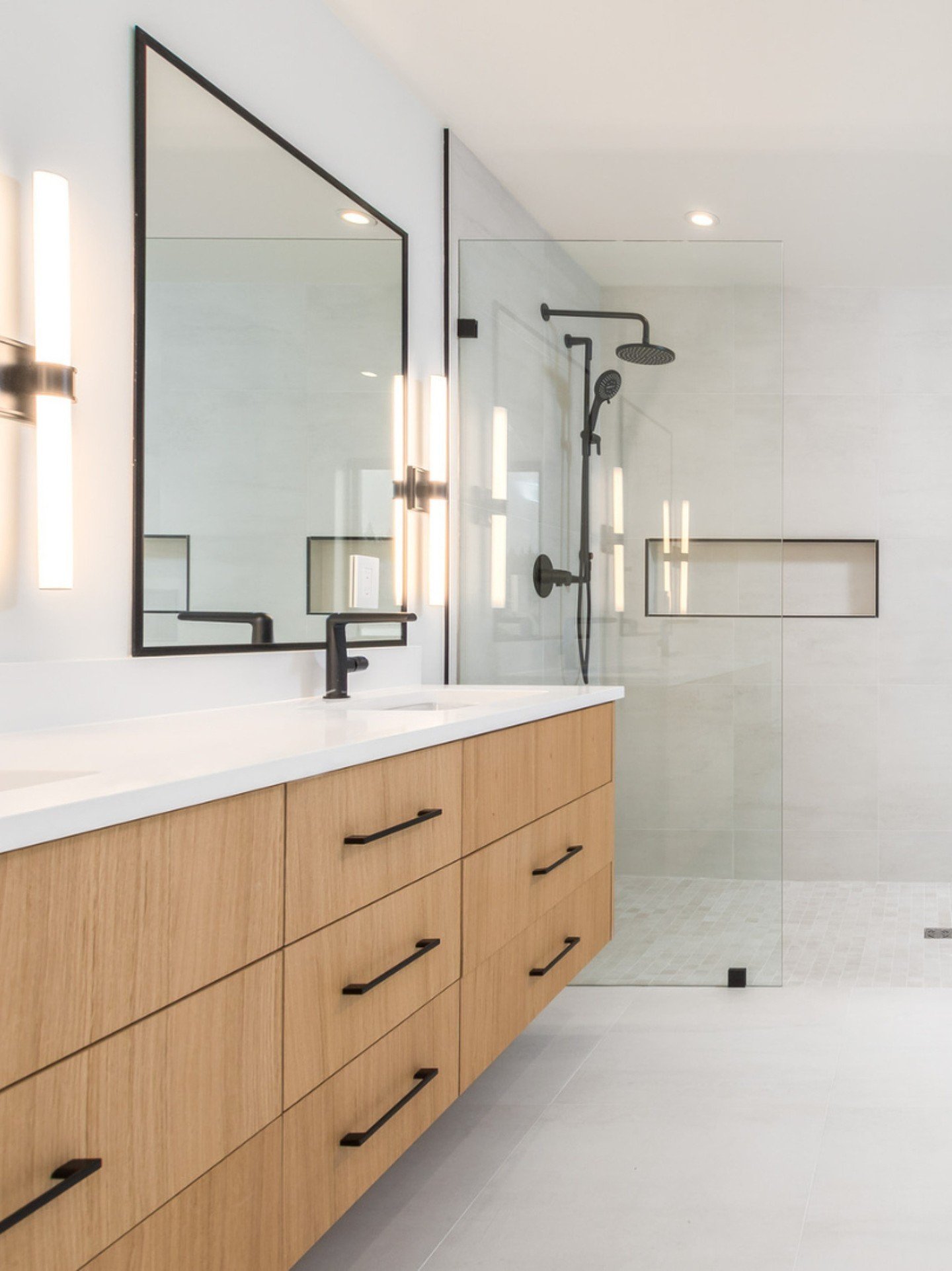 This Squamish spa bathroom offers dual shower heads and a freestanding tub, creating the ultimate sanctuary for relaxation and rejuvenation. 🛁
.
.
.
.
.
#sunnycresthomes #riobel #fixtures #duravit #sink #taymor #hardware #kuzco #lighting #ames #tile