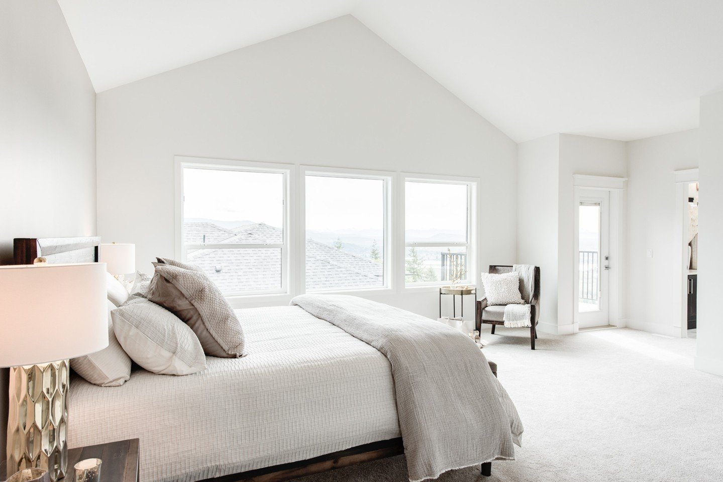 Happy National Clean Your Room Day! Time to declutter, organize, and create a space that sparks joy. 🧹✨

This Burke Mountain project features a stunning cathedral ceiling making it the perfect space to rest and relax!
.
.
.
.
.
#Foxridgehomes #inter
