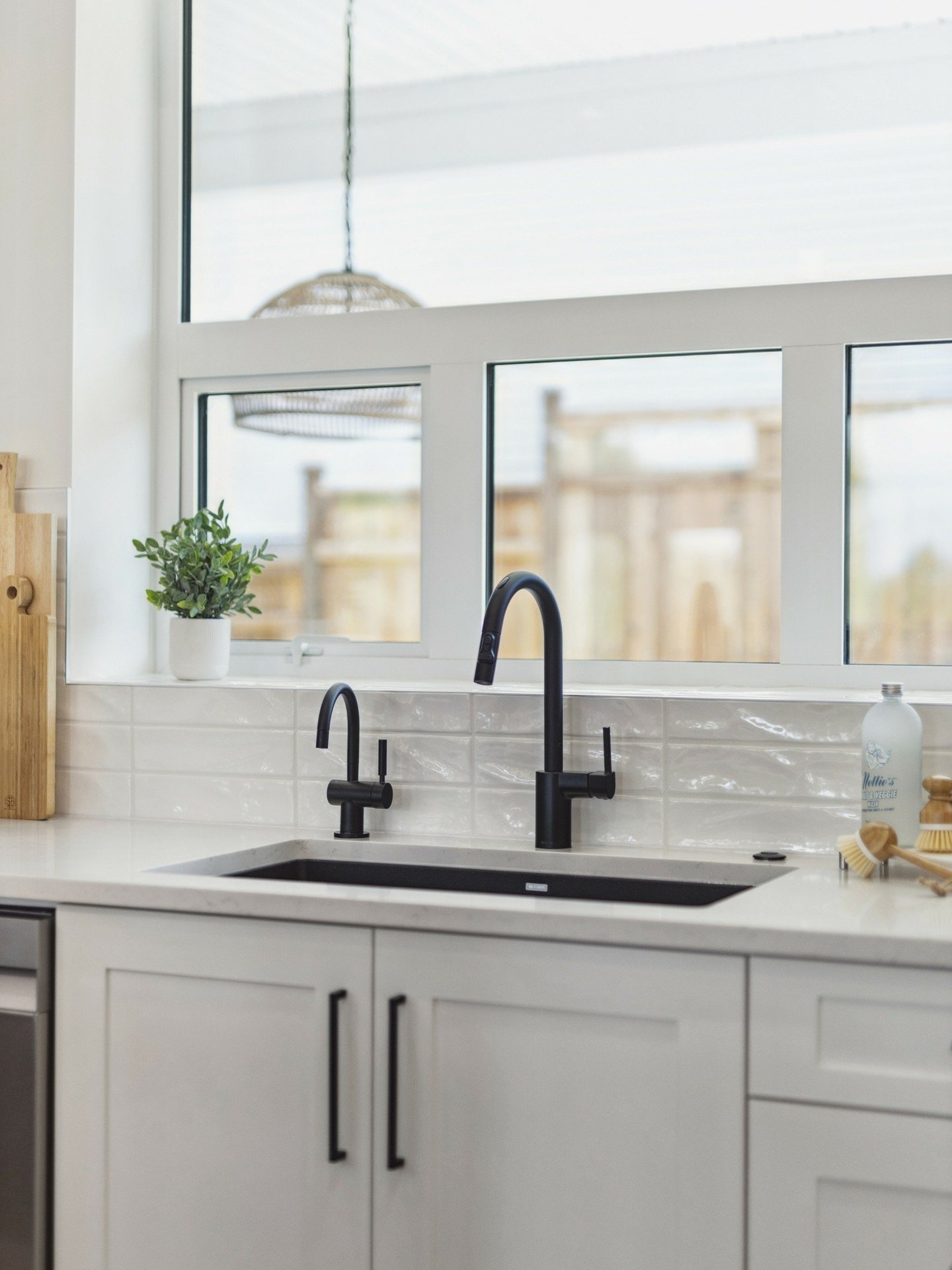 Coastal charm in every detail&mdash;blue hues inspired by the European seaside bring soul and sun to this kitchen escape. 💙🌊
&bull;
&bull;
&bull;
&bull;
&bull;
#transitionalinterior #interiordesign #transitional #simplicity #luxuryliving #yvr #inte