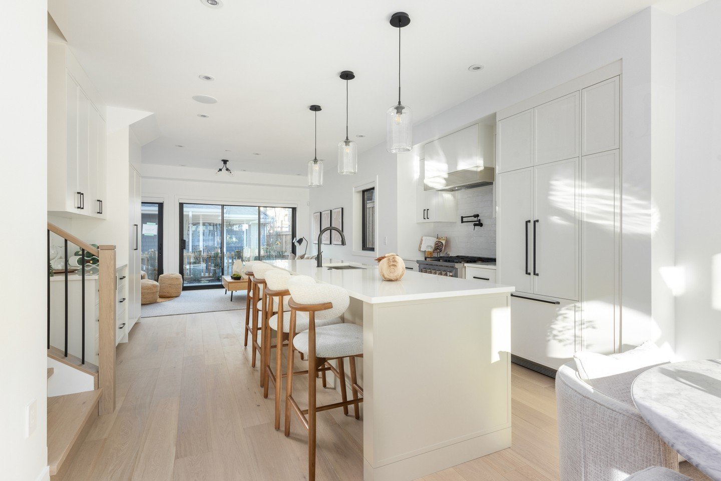 Sunlit solace. Golden light pours into this airy kitchen, where calm meets everyday beauty. ☀️✨
&bull;
&bull;
&bull;
&bull;
&bull;
#transitionalinterior #interiordesign #transitional #simplicity #luxuryliving #yvr #interiordesigner #kitchen #kitcheni