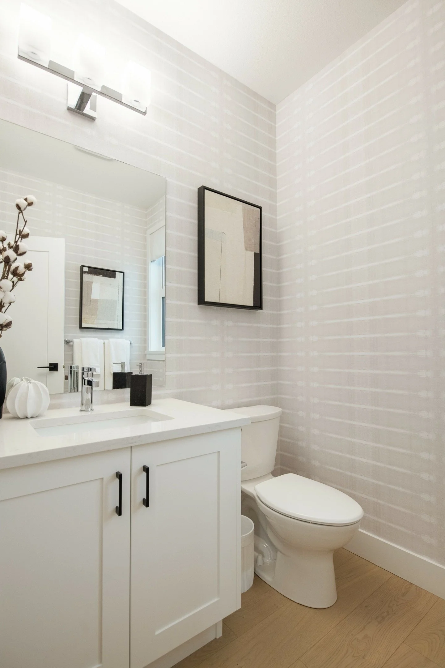 Fresh stripes, soft tones, and the quiet charm of autumn &mdash; a powder room where modern edge meets seasonal warmth. 🤍
&bull;
&bull;
&bull;
&bull;
&bull;
#interiordesigner #transitionalinterior #refinedliving #elevatedinteriors #interiordesign #t