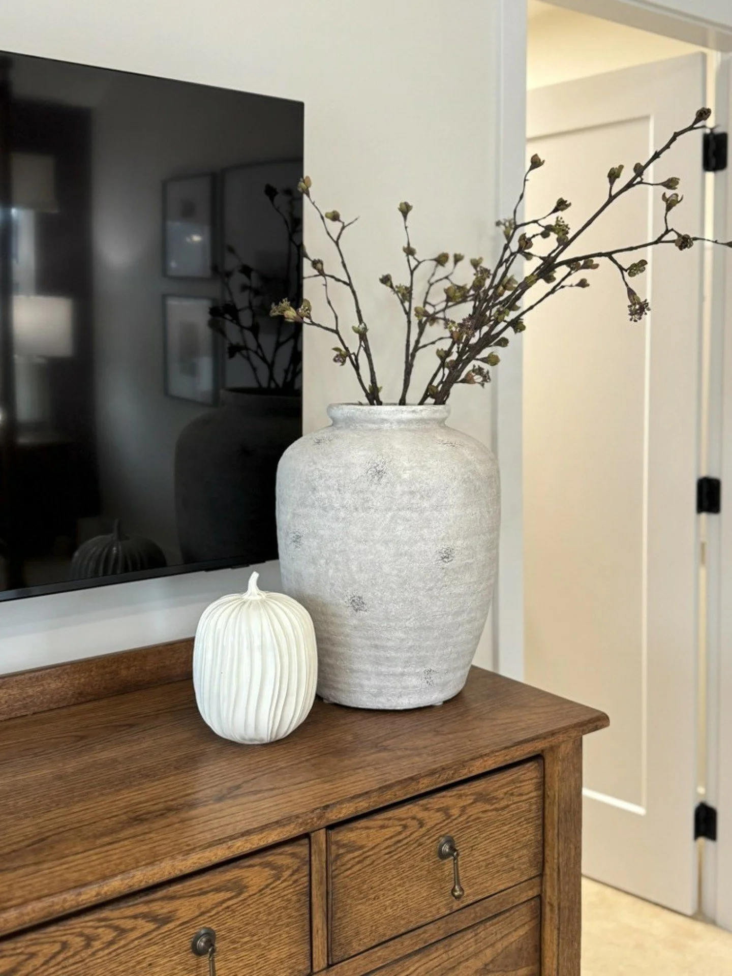 Introducing The Whitmore 🍂

Warm autumnal touches meet the understated elegance of East Coast tradition. Think red brick fireplaces, rich textures, and heritage details that whisper timeless sophistication.

A home of quiet charm and effortless comf