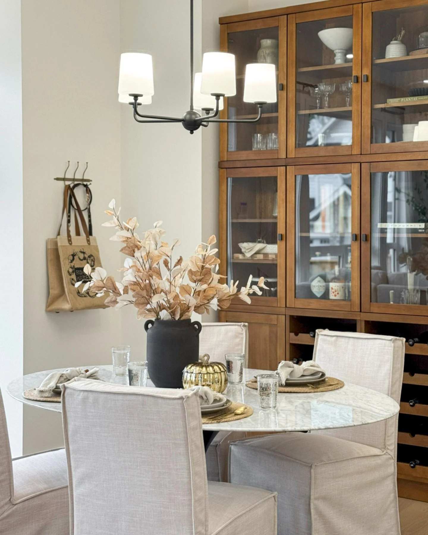 The Whitmore: Rooted in heritage, designed for today. 🤎
&bull;
&bull;
&bull;
&bull;
&bull;
#interiordesigner #modernliving #elevatedinteriors #interiordesign #modern #dreamhome #luxuryliving #yvr #kitchen #willoughby #westcoastliving