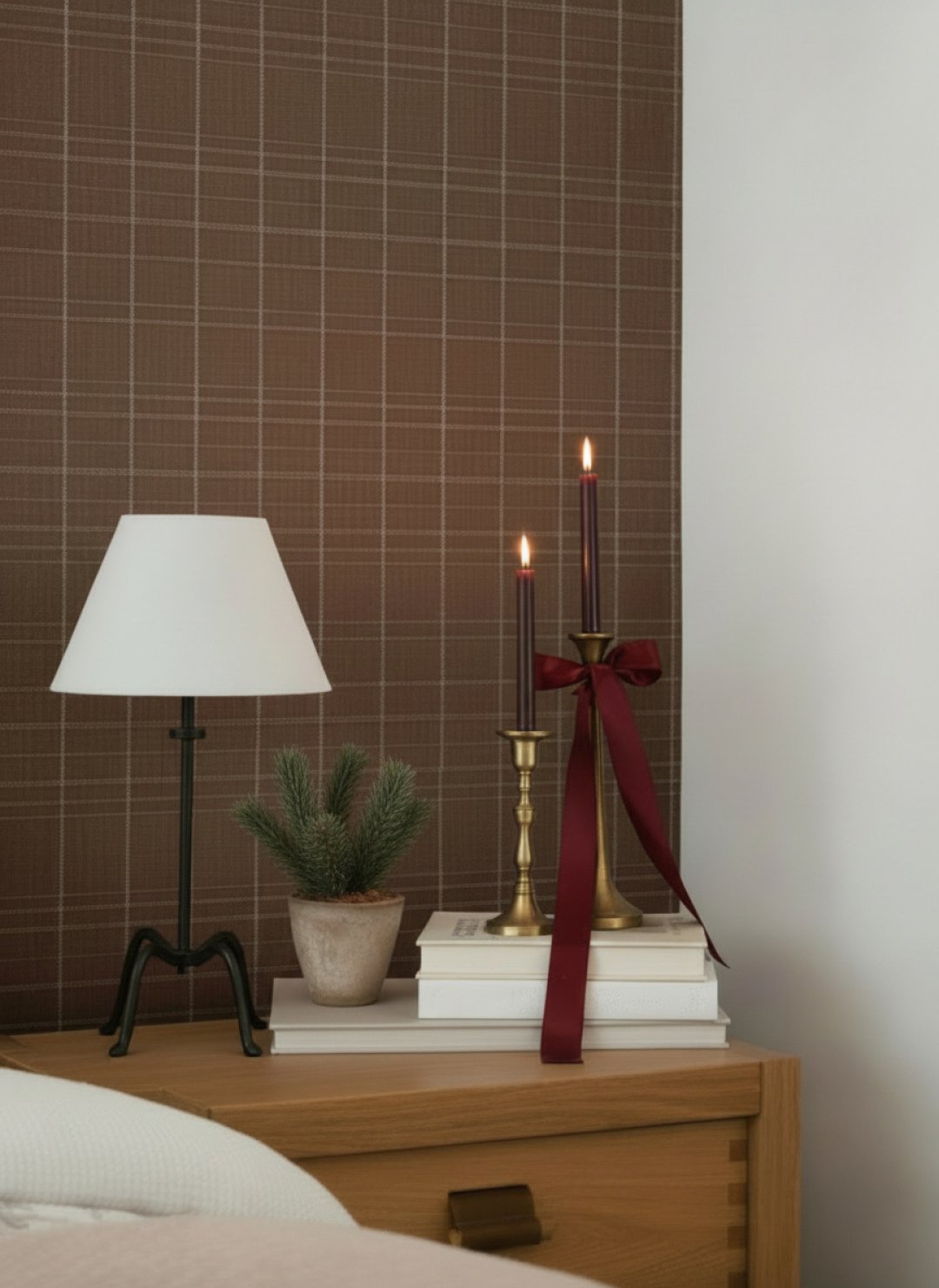 A hint of Christmas charm at Amberwood Manor. 🤎
&bull;
&bull;
&bull;
&bull;
&bull;
#interiordesigner #interiordesign #transitional #yvr #bedroom #christmas #christmasdecor