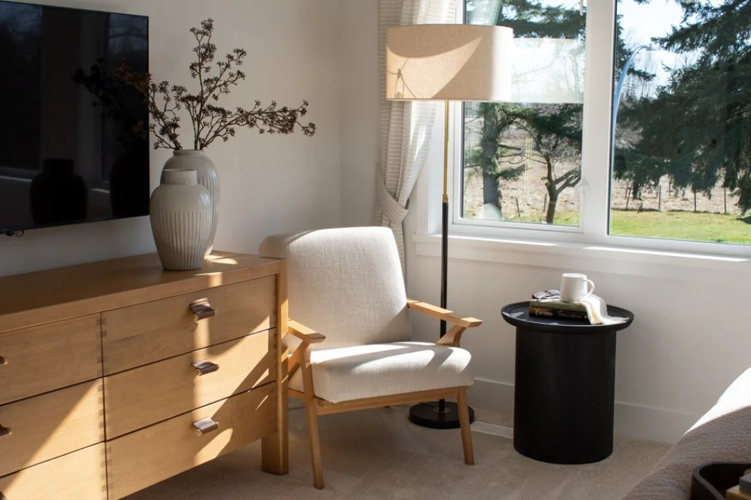 Golden hour + calm, collected styling&mdash;warm wood tones, soft linen textures, and the sweetest little reading corner for slow mornings and early nights. ☕✨
&bull;
&bull;
&bull;
&bull;
&bull;
#interiordesigner #interiordesign #luxuryliving #yvr #d
