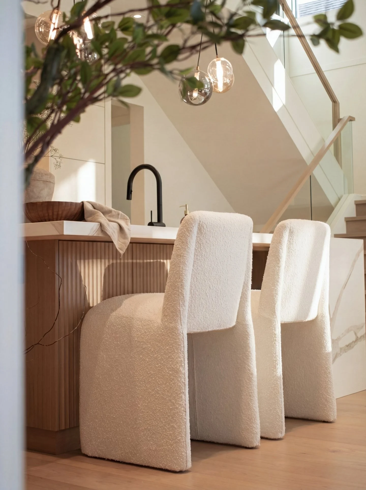 Fluted millwork, boucl&eacute; seating, and warm natural finishes come together to create a kitchen that feels both refined and inviting. 🤎

Texture plays a quiet but important role in shaping the atmosphere of this West Vancouver home. 🌿
&bull;
&b