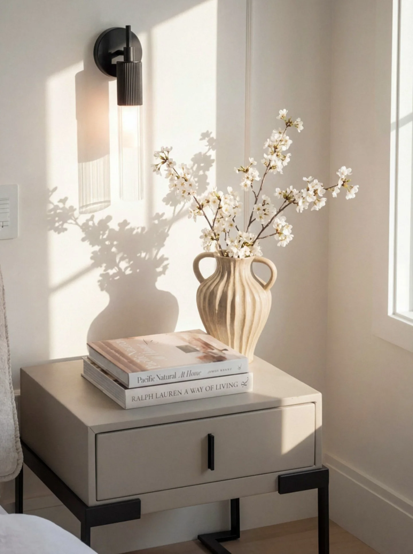Welcoming March with soft light, quiet tones, and simple details. Spaces like this remind us how much calm can come from thoughtful design. 🤍
&bull;
&bull;
&bull;
&bull;
&bull;
#interiordesigner #interiordesign #yvr #kitchendesign #dreamhome #march