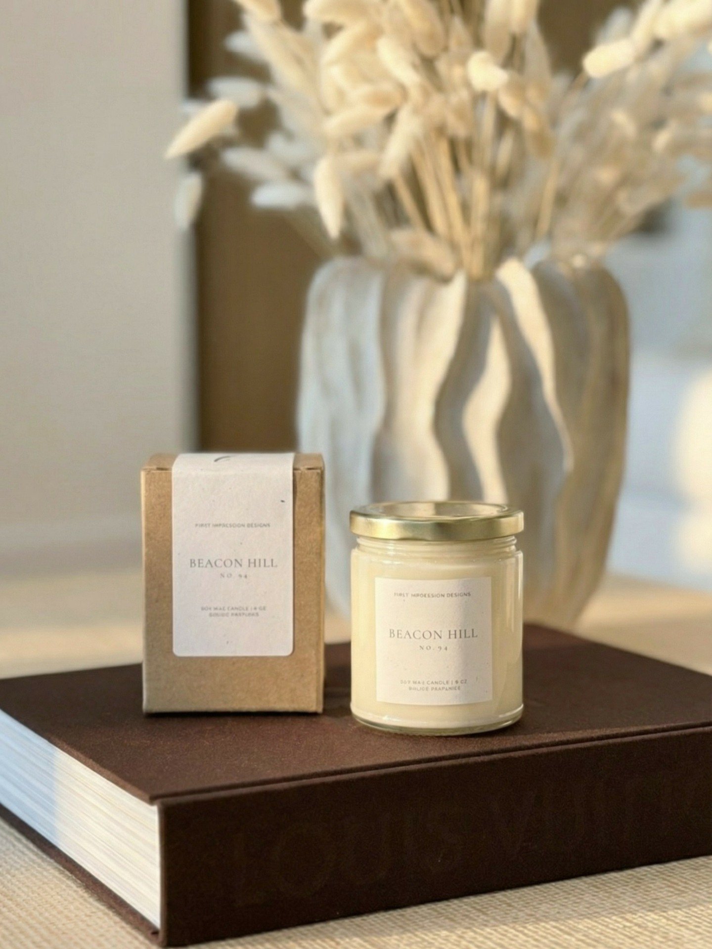 Beacon Hill &mdash; No. 94 🤎

Santal, iris, cardamom + leather&mdash;softly smoldering, richly layered, and quietly dramatic. The kind of scent that lingers like a perfectly styled room: warm, refined, and unforgettable. 

Inspired by the art of hom