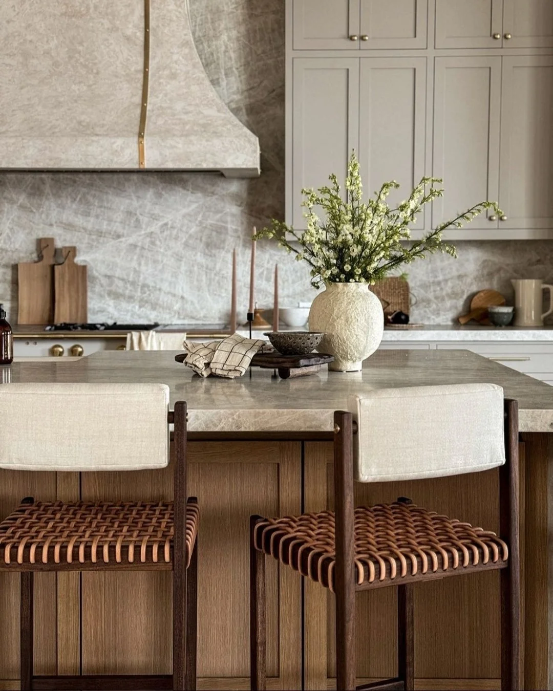 Kitchen inspiration we can&rsquo;t stop thinking about. 🤎

Layers of texture, warm oak tones, and softly veined stone create a space that feels both grounded and elevated. A beautiful balance of organic materials and timeless detailing that makes ev