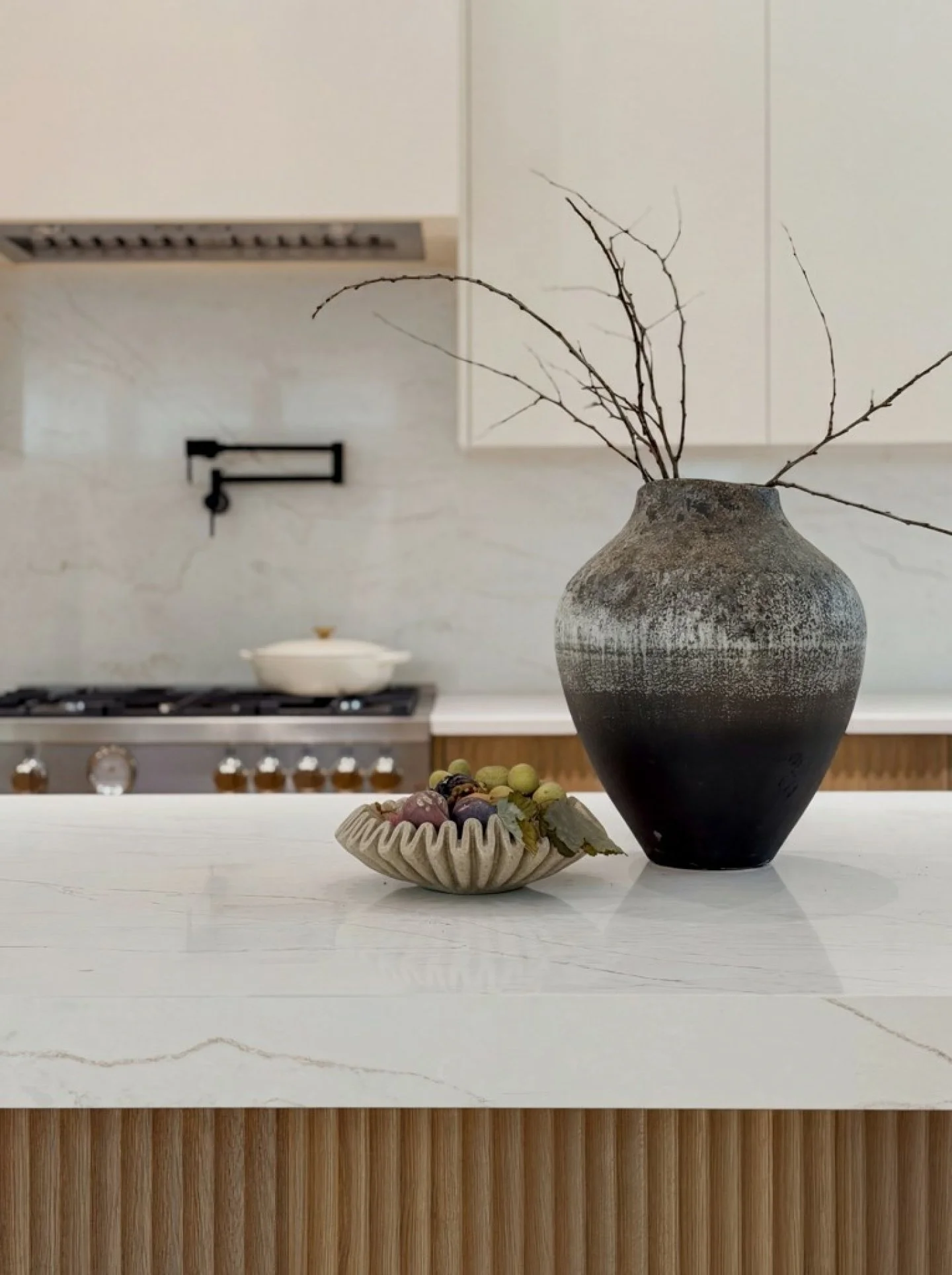The Ashford Project.

A bespoke fluted kitchen grounded in warm wood tones and softly veined stone. Clean lines and sculptural details keep the space refined, while the natural material palette brings warmth and depth.

#interiordesign #kitchendesign