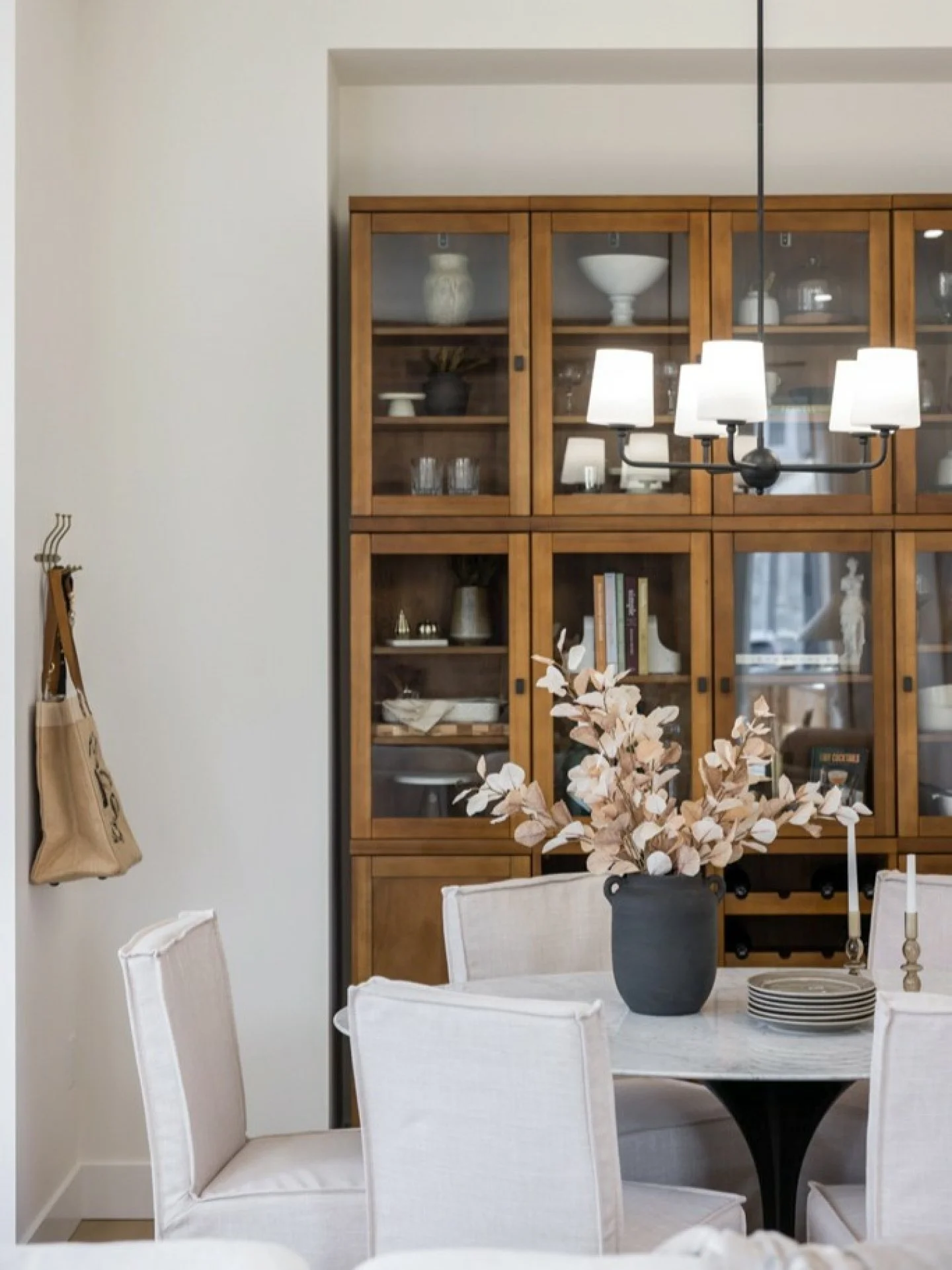 First day of fall, and the shift feels subtle but unmistakable. Warmer woods, softer layers and spaces made for slower evenings at home.

A quiet welcome to the season ahead.

#interiordesign #falldecor #diningroomdesign #warminteriors #interiordetai