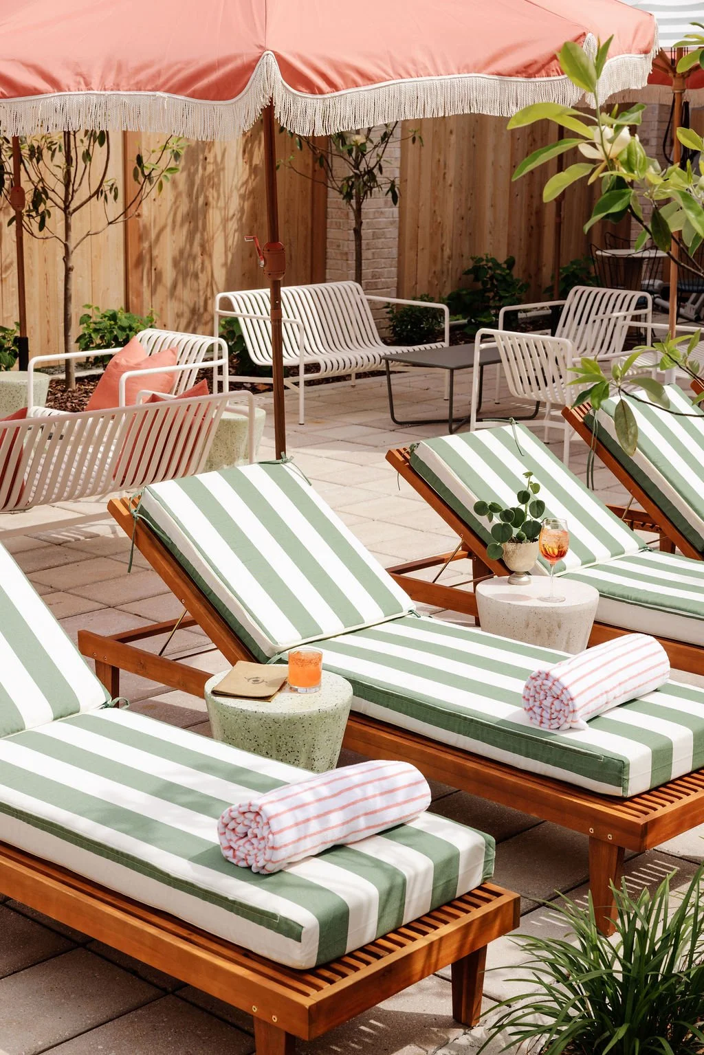 The Chloe Nasshville boutique hotel’s poolside setting blends retro-inspired design with relaxed luxury, creating a chic outdoor retreat in Nashville.
