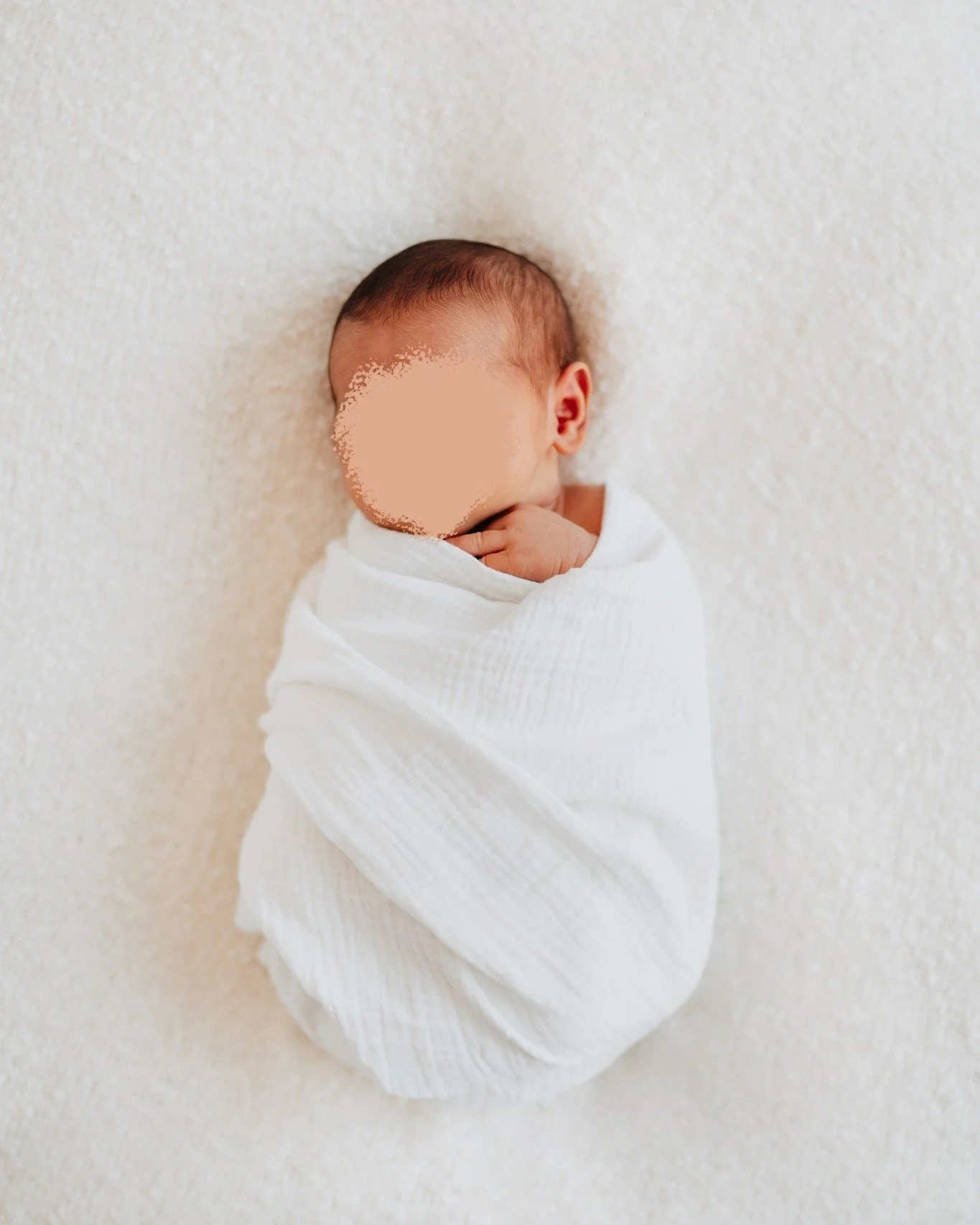 Simple Sets, wei&szlig; und helle Farben. 🤍 Diese Art von Fotos sind zeitlos und verlieren nie ihren Zauber, weil sie den Fokus auf das Baby legen! 

Wenn du dir schlichte, liebevolle Erinnerungen an die Neugeborenenzeit w&uuml;nschst, dann lass uns