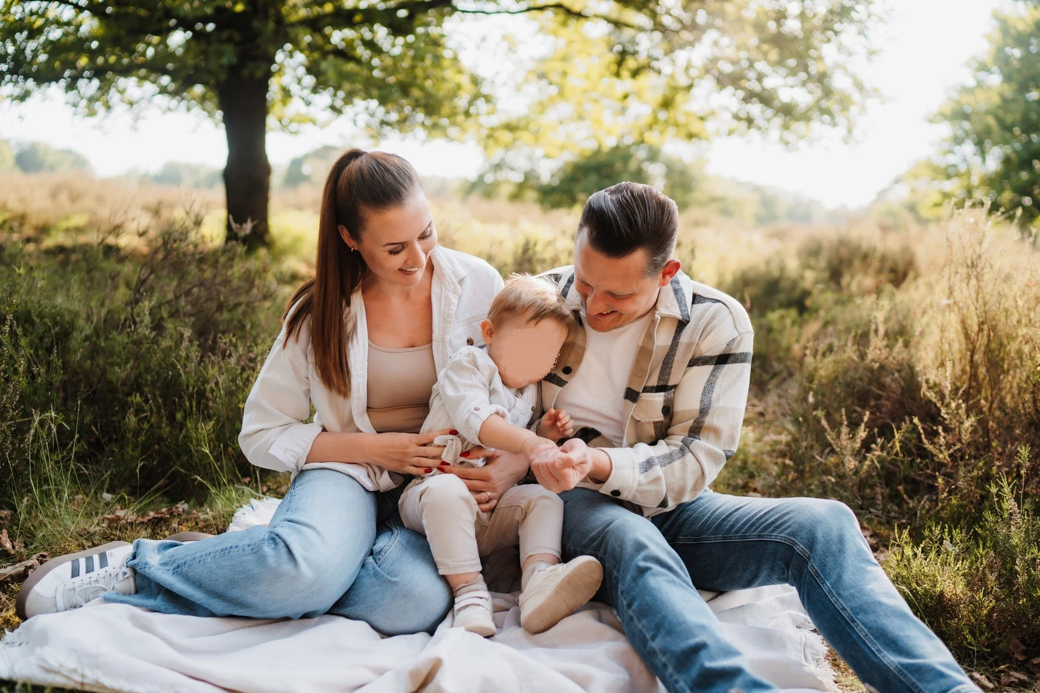 Was, wenn das Kind beim Shooting nicht lachen will? Ganz einfach: Kitzelattacke! 😂
 
Und pl&ouml;tzlich entstehen die ehrlichsten Momente &ndash; voller Lachen, Quietschen und echter Freude. 🎉 Mir ist wichtig, dass eure Kinder sich wohlf&uuml;hlen 