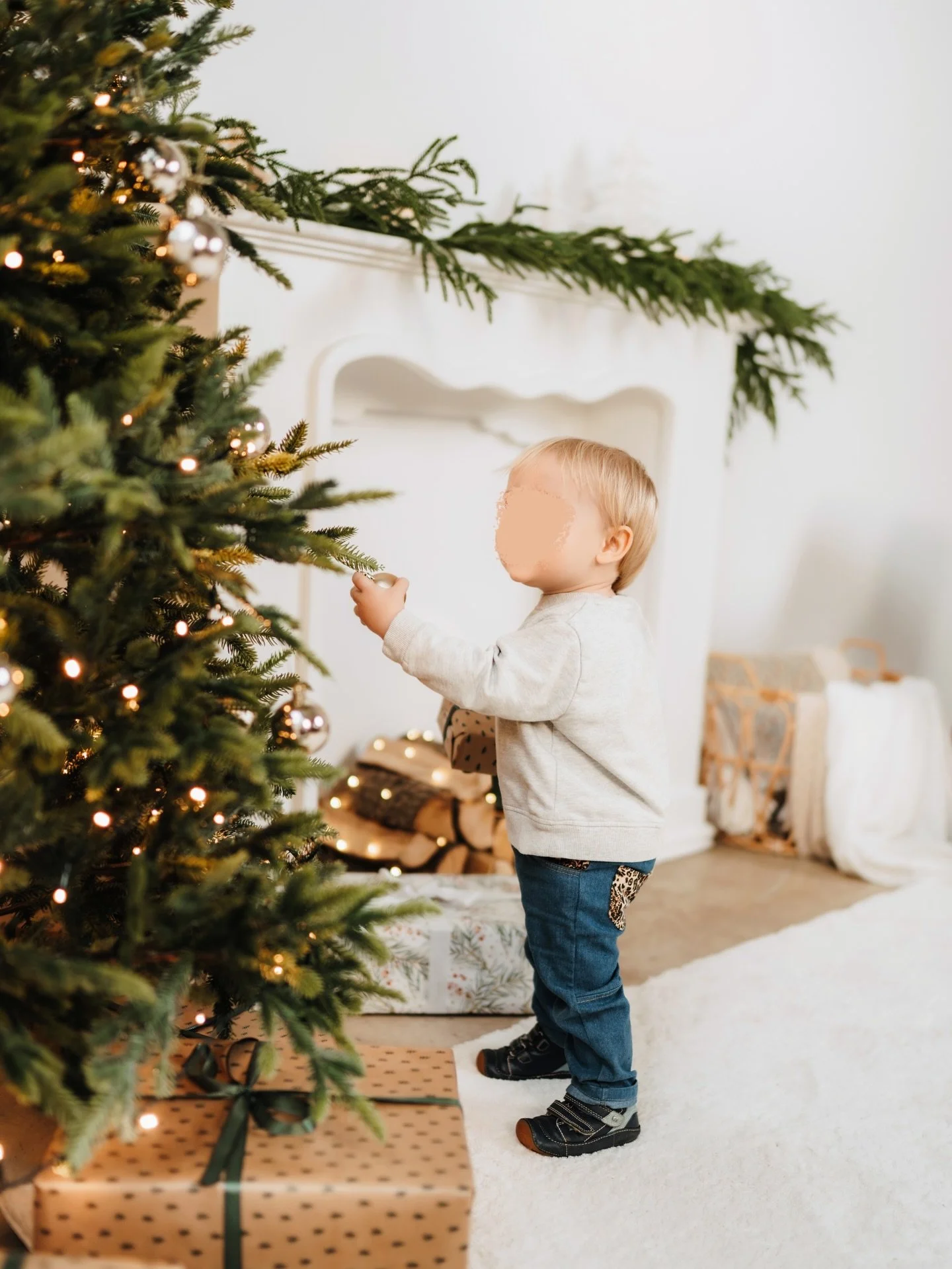 Weihnachten durch die Augen der Kinder ist einfach zauberhaft. ✨ Was gibt es sch&ouml;neres, als das Strahlen und ihre Freude? 😍