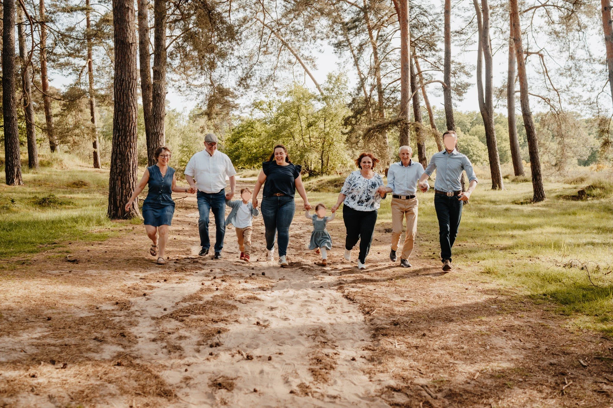 Gemeinsame Zeit ist das Wertvollste &ndash; haltet sie in Fotos fest! 📸 Bei diesem Fotoshooting sind mehrere Generationen zusammengekommen, um Erinnerungen zu schaffen.