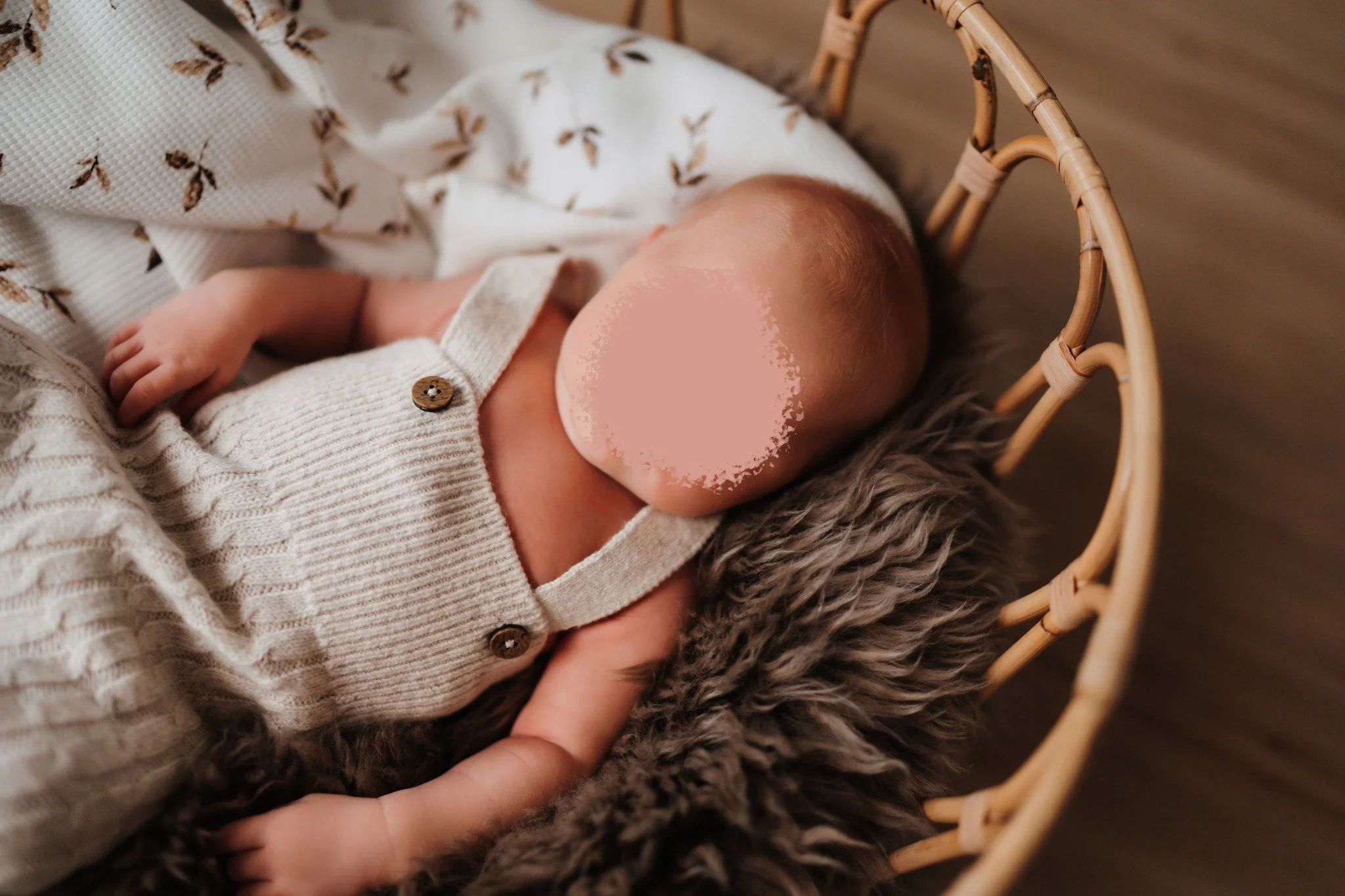 Die ersten Wochen sind nicht nur super anstrengend, sondern sie verfliegen auch unglaublich schnell. 🥹

Klitzekleine Finger, verschlafene Blicke und unbewusstes L&auml;cheln&hellip; alles ist nach ein paar Wochen schon wieder ganz anders. 🌙 Lass di