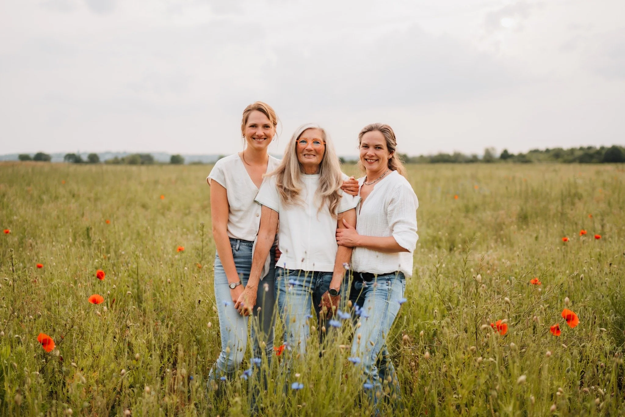 Schon meinen letzten Post gesehen? Heute gibts es wieder Fotos einer Mama mit ihren T&ouml;chtern. 💫 Aber diesmal sind die Kinder bereits erwachsen! 

Wenn die Kinder gro&szlig; sind, wird die gemeinsame Zeit seltener &ndash; aber die Bindung bleibt