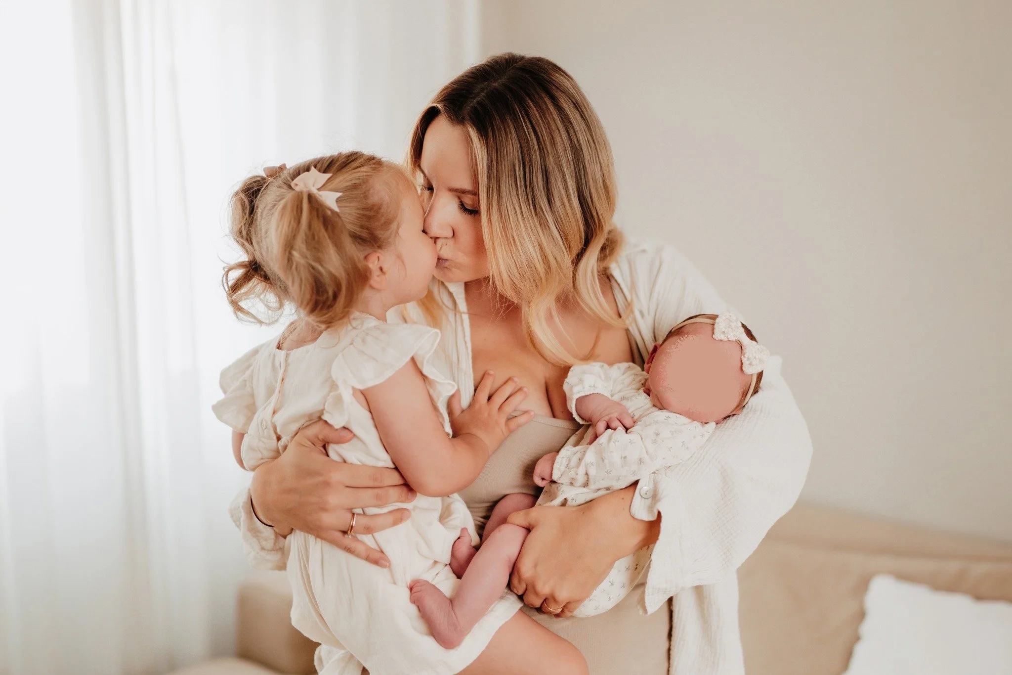 Die Umstellung von einem zu zwei Kindern. So viel Sorge, wie man beiden gerecht werden kann und pl&ouml;tzlich wird das Herz doppelt so gro&szlig;. 💞 Die Liebe teilt sich nicht, sie w&auml;chst einfach mit.

Wie hat es sich f&uuml;r dich angef&uuml;