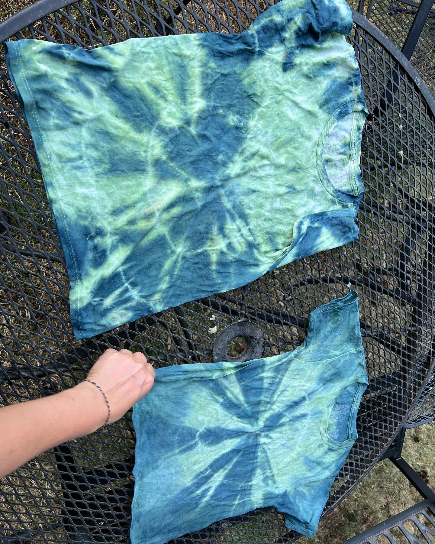 I was super impressed with these first batch indigo t shirts. I pretreated with soy - 2 dips and let it cure for&hellip;.10 months??? Just until my indigo grew back in. It was fun making them and the deep blue is super impressive! #indigo #tiedye #na