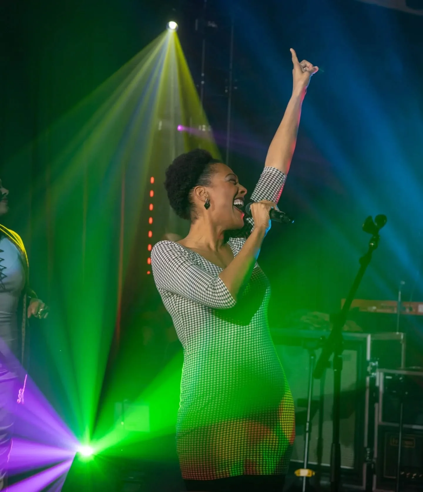 Well damn, @jmpmedia. Way to get my good side! 😍🤩 

A little shot from the @bravewomenmovement concert at @wolfstudios.nyc last Thursday night. Kudos and so many thanks to @sariahmusicnow for inviting me to be on stage alongside so many Bad-Ass Bos